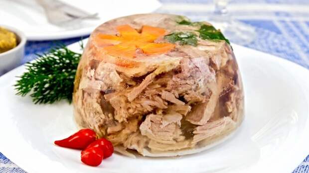 Как вернуть холодцу кристальную прозрачность: кулинарные хитрости, чтобы осветлить бульон за 10 минут