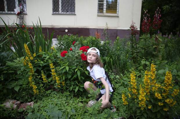 Школьник из Ростокина обустроил под окнами сад