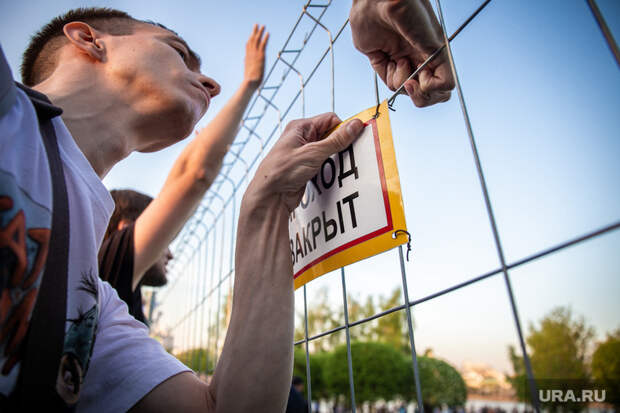 Протест против строительства храма святой Екатерины в сквере около драмтеатра. Екатеринбург