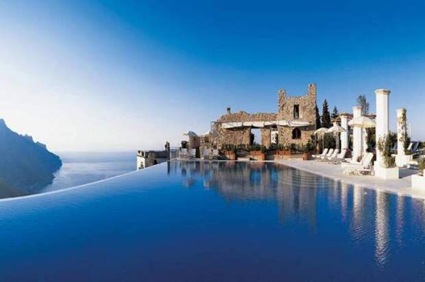 Находясь в бассейне на крыше отеля с 50 номерами, можно полюбоваться потрясающим побережьем Амальфи.