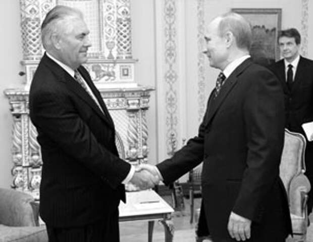 Этой фотографии пять лет – председатель правительства России встречается с главой компании ExxonMobil, 16 апреля 2012 года