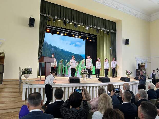 Депутат Воронежской гордумы Константин Ашифин вручил награды преподавателям ВГЛУ в честь 95-летия легендарного Лестеха Депутат Воронежской гордумы Константин Ашифин вручил награды преподавателям ВГЛУ в честь 95-летия легендарного Лестеха