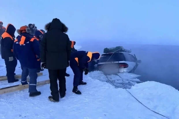 Появились подробности инцидента в Якутии с провалившейся под лед машиной