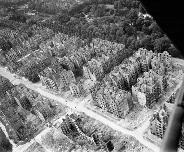 Гамбург после четырех бомбардировочных налетов союзников в июле 1943 года, в результате которых погибло около 50 000 человек. история, люди, мир, фото