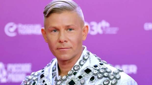 Хотел лечить морских свинок, но завоевал сцену: Мите Фомину — 52