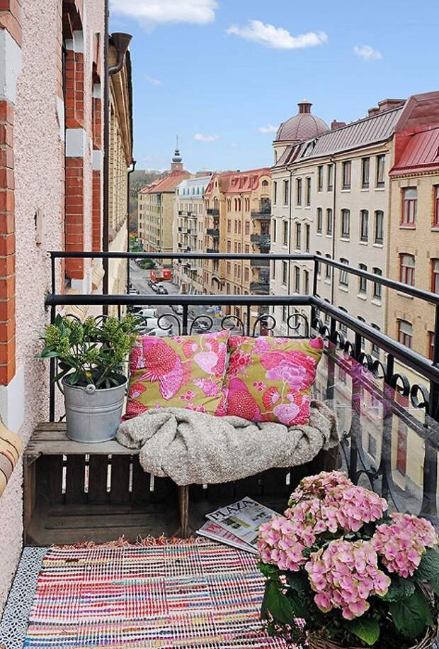 Простой балкон может стать отличным местом для романтических встреч.