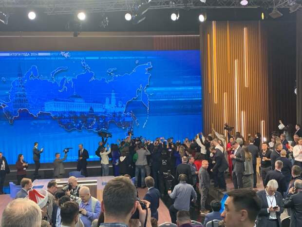 Итоги года с Владимиром Путиным: Фоторепортаж РИА Верхневолжье с места события