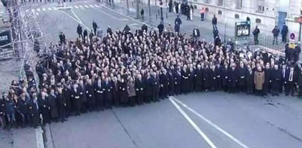 Eine TV-Perspektive zeigt, dass der Trauermarsch der Politiker in Paris auf einer leeren Nebenstraße stattgefunden hat. (Foto: Twitter)