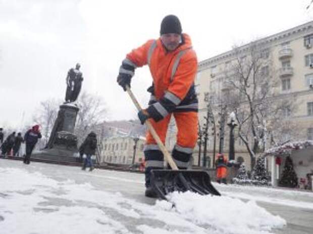 Свыше 280 дворников убрали снег в районе. Фото: архив, «Вечерняя Москва»