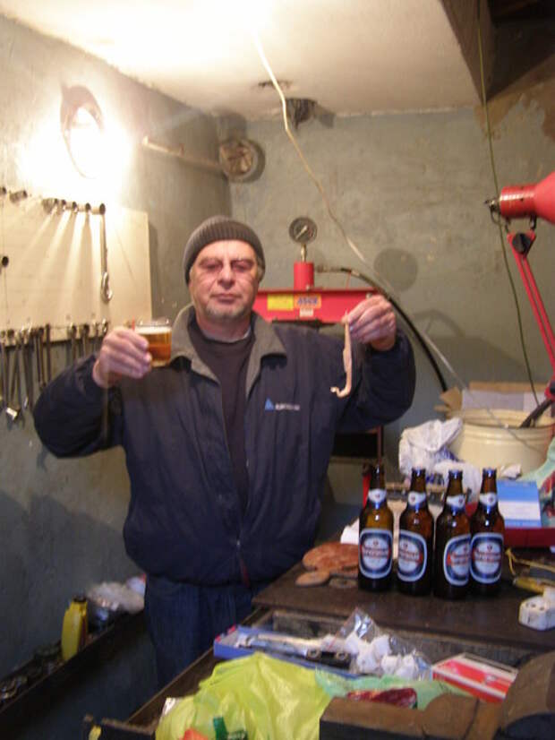 Пьянка в гараже. Пьянство в гараже. Пьянство в гараже. Гаражные посиделки. Пьянка в гараже.