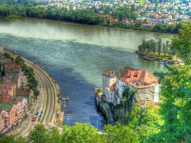 Место где сливаются три реки: Дунай, Ильц и Инн. Германия