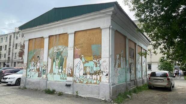 Энергетики показали, как изначально закрасили будку с рисунками Старика Букашкина