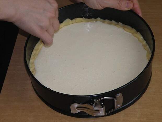 подравниваем края пирога по высоте. пошаговое фото этапа приготовления пирога с творогом