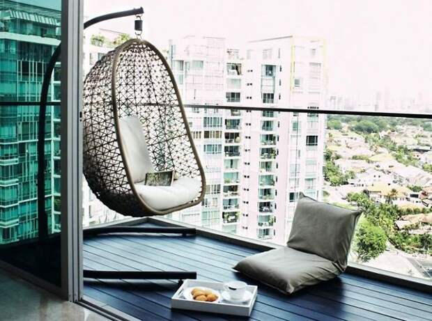 Балкон оформлен при помощи интересного кресла для отдыха, который отменно смотрится на нем.