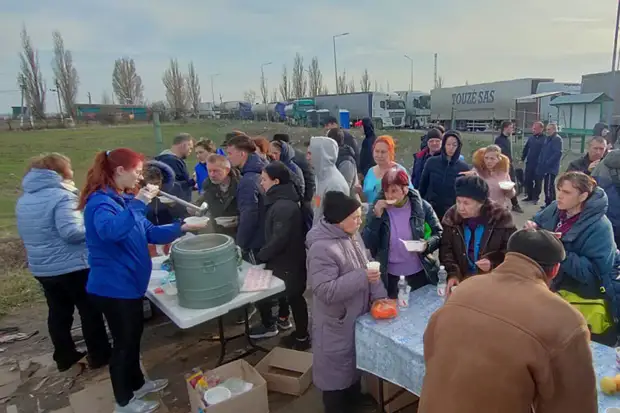 Как корреспондент "РГ" встречал беженцев из Мариуполя волонтером на приграничном КПП
