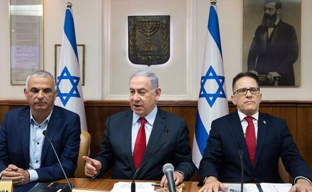 На фото: премьер-министр Израиля Биньямин Нетаньяху (в центре) присутствует на еженедельном заседании кабинета министров в офисе премьер-министра в Иерусалиме