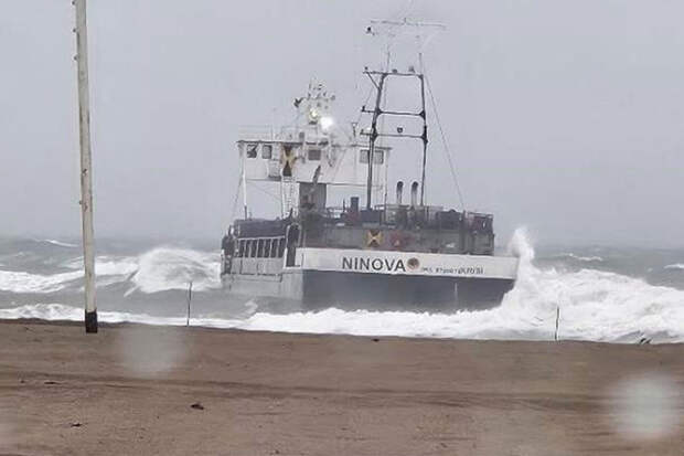 IHA: в Мраморном море спасают восемь членов экипажа севшего на мель сухогруза