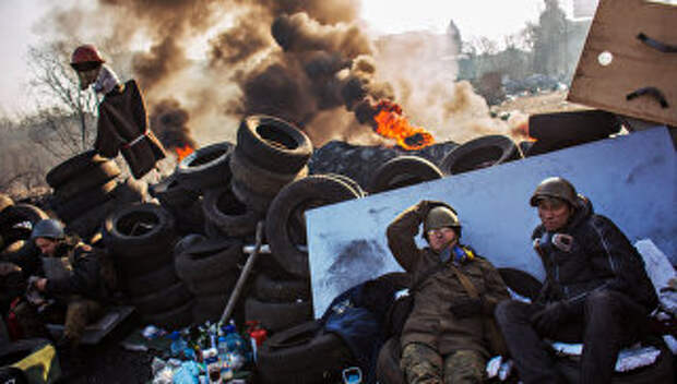 Сторонники радикальной оппозиции на баррикаде Институтской улицы в Киеве. Февраль 2014