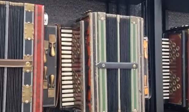 Выставка старинных адыгских гармошек из частного собрания Алана Шопарова открылась в Нальчике