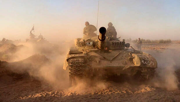Танки сирийской армии на позициях в районе Дейр-эз-Зора