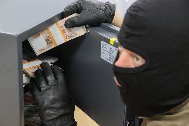 В Находке мошенники убедили школьницу впустить в дом «агента» для вскрытия сейфа