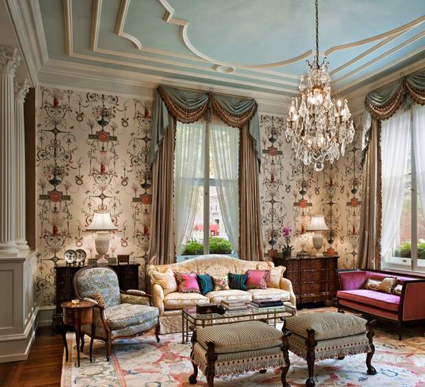 Интерьер комнаты для отдыха украшен симпатичными шторами.