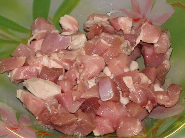 мясо порезать на небольшие кусочки. пошаговое фото этапа приготовления картошки с мясом в горшочкахкартошки с мясом в горшочках