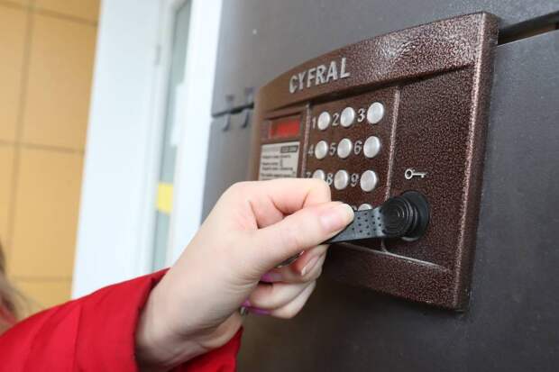 Мошенники обманули 75‑летнюю москвичку и похитили 18 млн рублей под предлогом замены ключей от домофона