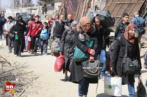 С раннего утра безмолвный поток беженцев темной рекой течет по разбитым улицам Хаммурии Фото: Александр КОЦ