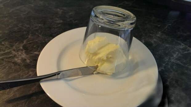 Чтобы растопить сливочное масло, просто накройте его горячим стаканом. \ Фото: twitter.com.