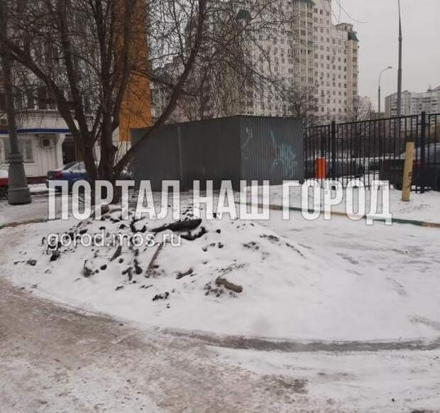 Гору снятого асфальта на Привольной припорошило снегом