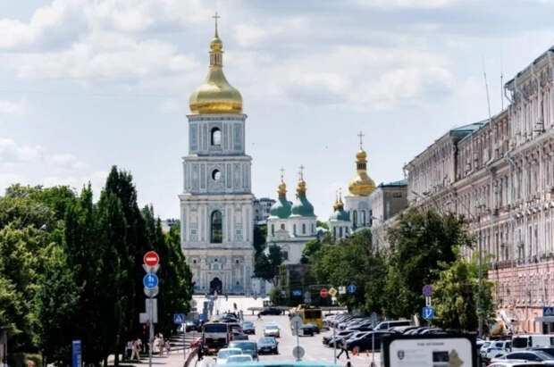 На Украине отменили ограничения на выезд для части женщин-чиновников