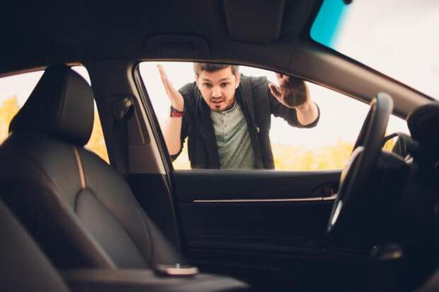 5 загадок на внимательность. Настоящий «фитнес» для мозга!Man forgot the keys inside his locked car