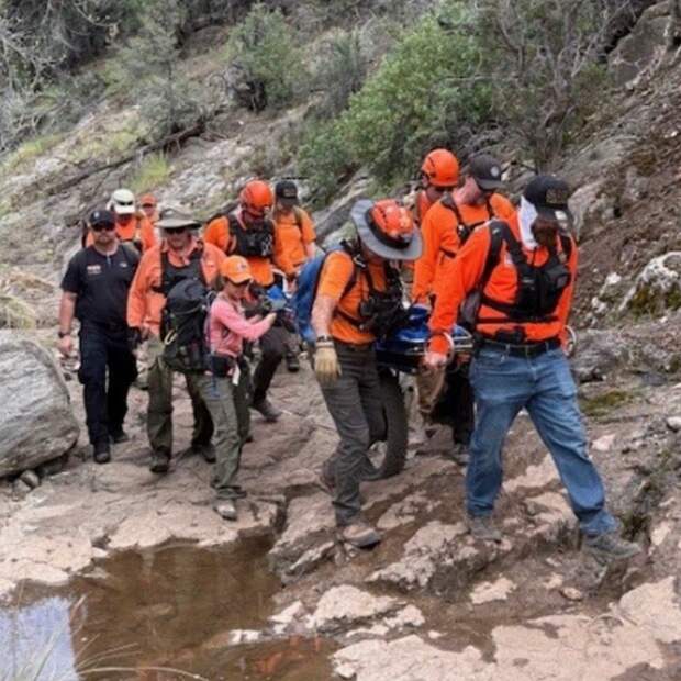 Турист спрыгнул с водопада на глазах у группы, показал большой палец и ушел под воду