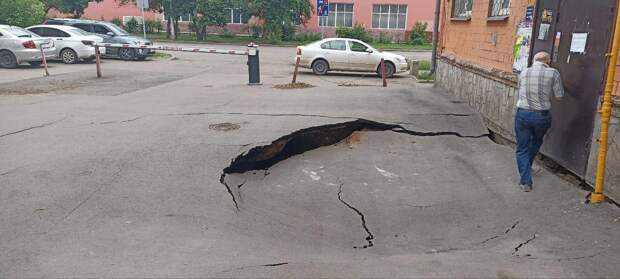 В Красноярске из-за провала грунта эвакуировали жильцов МКД