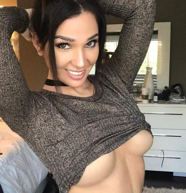 Красивые девушки и их underboob засветы