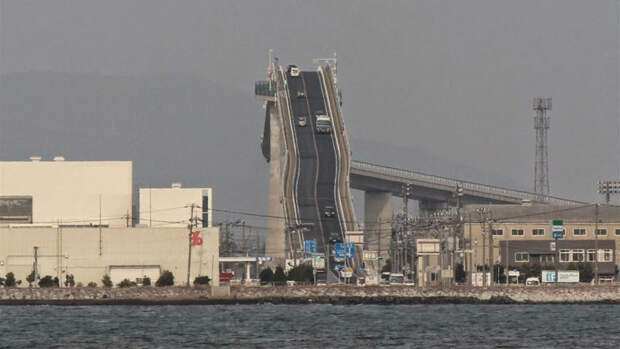 Сумасшедший мост в Японии, который круче, чем американские горки