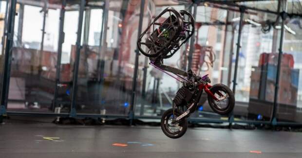 Робот‑беговел выполнил сальто и прыжком встал на колёса