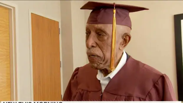 101-летний мужчина получил аттестат об окончании средней школы