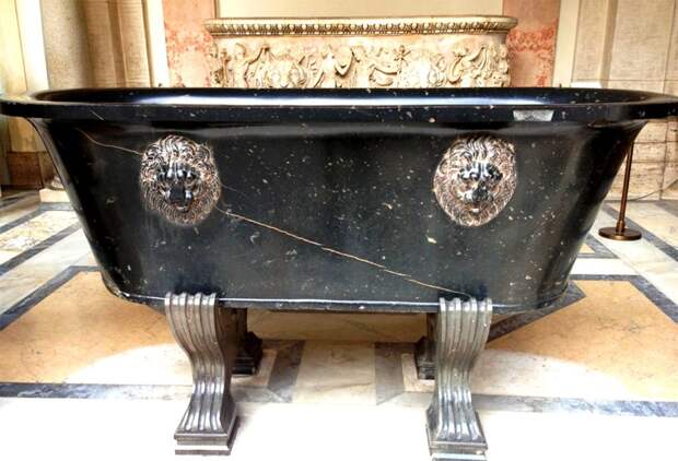 Древнеегипетская ванна из отполированного гранита. Находится в Музее Ватикана