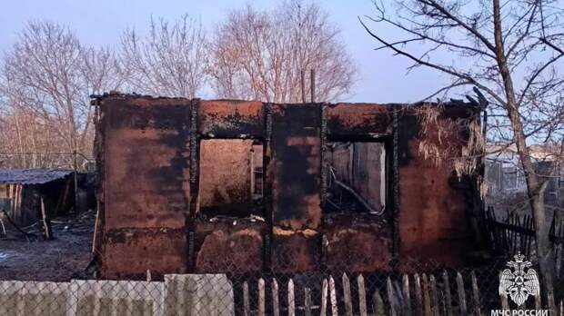 Пожилая женщина погибла на пожаре в частном доме в Саратовской области