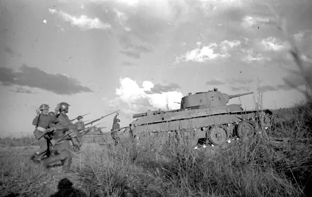 Бессмысленный контрудар. Катастрофа правого крыла