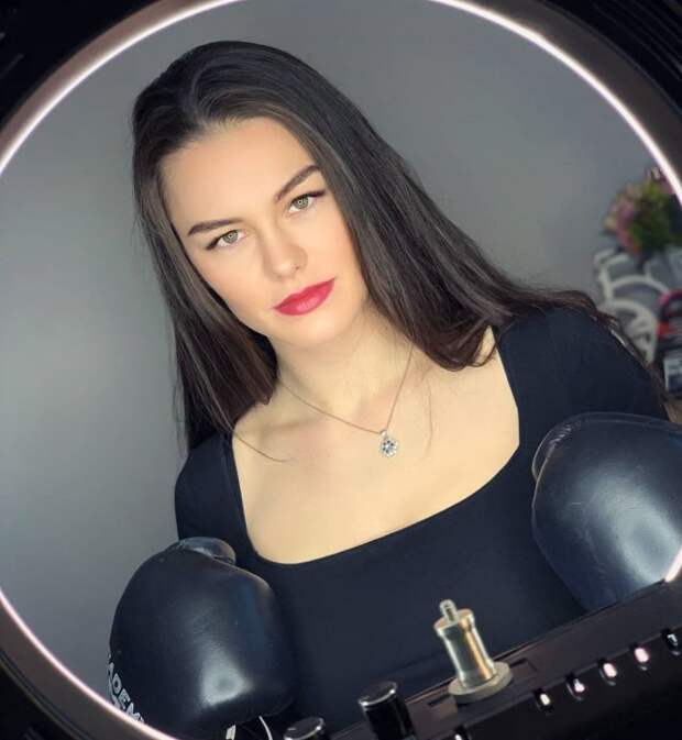 Александра Ситникова в черном платье и перчатках