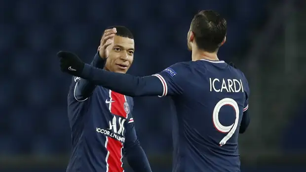 Гол Мбаппе с пенальти помог ПСЖ сыграть вничью с «Барселоной» и выйти в четвертьфинал ЛЧ