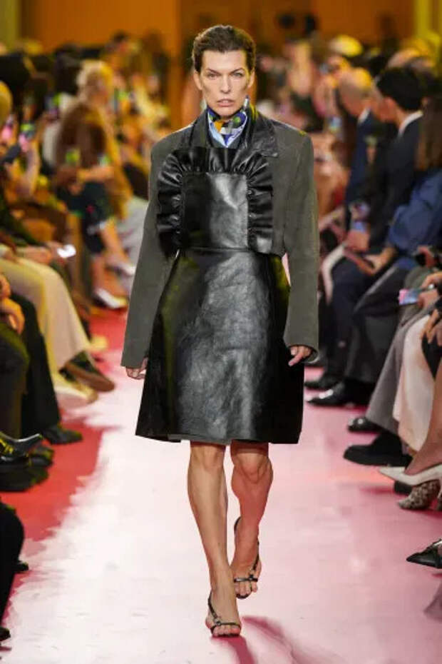 Милла Йовович на показе Miu Miu весна-лето — 2026