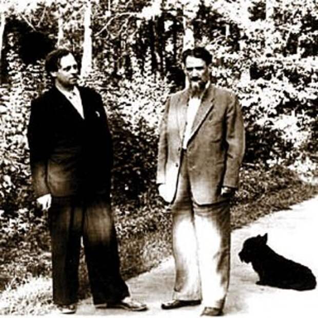 Водородный гриб А.Д. Сахаров (слева) и И.В. Курчатов. 1958 год