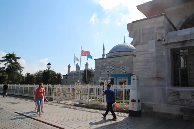 За углом — Голубая мечеть За углом — Голубая мечеть