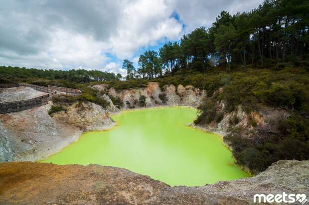 Pool in Wai-O-Tapu, Rotorua Pool in Wai-O-Tapu