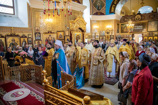 Высокопреосвященный Митрополит Кишиневский и всея Молдовы Владимир совершает Божественную литургию в храме святого великомученика Георгия в Кишиневе Высокопреосвященный Митрополит Кишиневский и всея Молдовы Владимир совершает Божественную литургию в храме святого великомученика Георгия в Кишиневе - РИА Новости, 1920, 18.04.2025