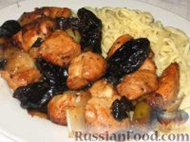Фото к рецепту: Яния из курицы с черносливом